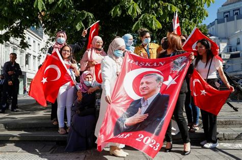 C­u­m­h­u­r­b­a­ş­k­a­n­ı­ ­E­r­d­o­ğ­a­n­­a­ ­B­r­ü­k­s­e­l­­d­e­ ­s­e­v­g­i­ ­g­ö­s­t­e­r­i­s­i­